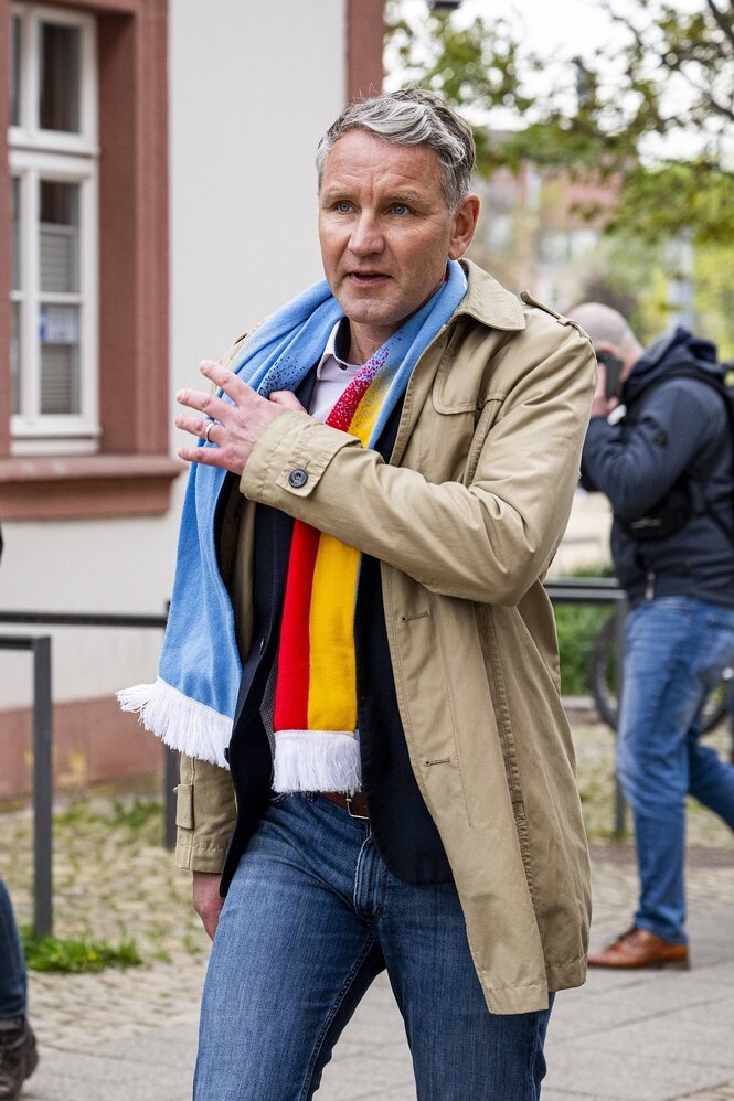 Björn Höcke im Trenchcoat