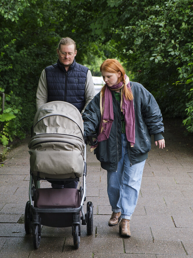 Die Autorin Stella Brikey und ihr Partner schieben einen Kinderwagen