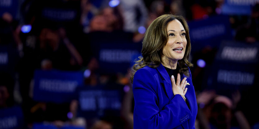 Kamala Harris legt sich die Hand auf die Brust