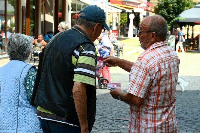 Zwei Personen unterhalten sich auf der Straße