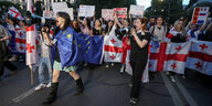 Protestierende Frauen mit Megafonen und EU Fahnen