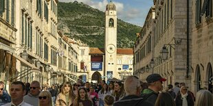 Viele Touristen laufendicht gedrängt durch die Hauptpromenade