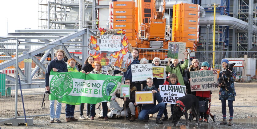 Protest vor der Baustelle des Holzheizkraftwerks in Cuxhaven