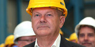 Olaf Scholz trägt einen gelben Bauhelm