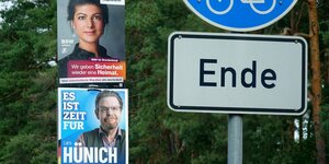 Wahlplakate der AfD und des BSW hängen an Laternen, daneben ein Schild mit der Aufschrift 