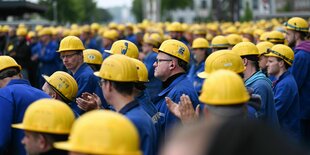 Mitarbeiter der Meyer Werft nehmen an einer Kundgebung des Betriebsrat und der IG Metall am 04. Juni teil.