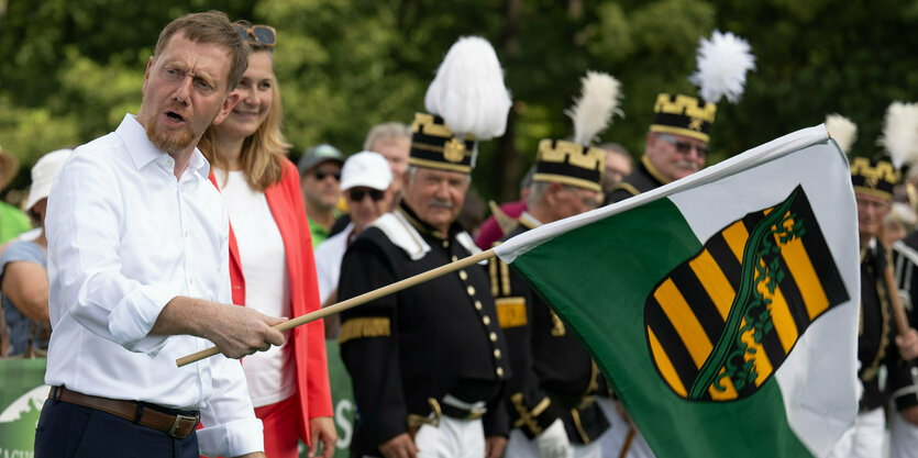 Kretschmer schwenkt eine Sachsenfahne