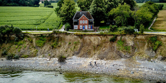 Ein verlassenes Haus steht am erodierenden Ufer von Brodten