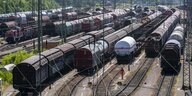 Mehrere Güterwagen stehen nebeinander in einem Rangierbahnhof