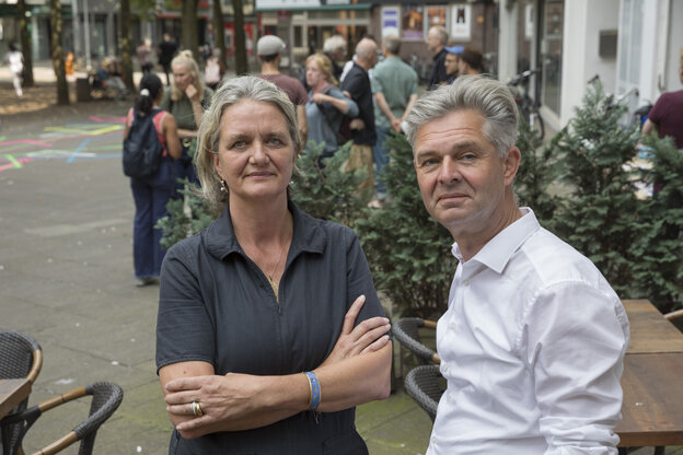 Ein Mann und eine Frau stehen auf dem Hillmannplatz