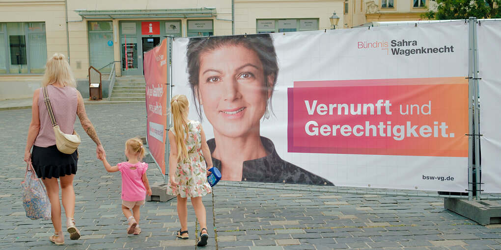 Ein Wahlplakat mit dem Konterfei von Sarah Wagenknecht in der Fuußgängerzone von Altenburg