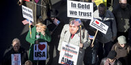 Protest mit Merkel- und Gabriel-Masken gegen TTIP.