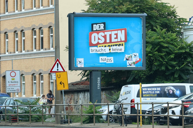 Ein beklebtes Wahlplakat.