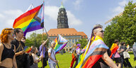 CSD mit Regenbogenfahnen.