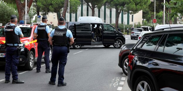 Polizeibeamte stehen in der Nähe einer Synagoge nach einer Explosion vor dem Gebäude