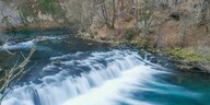 Fluss mit sehr blauem, sehr weiß schäumendem Wasser