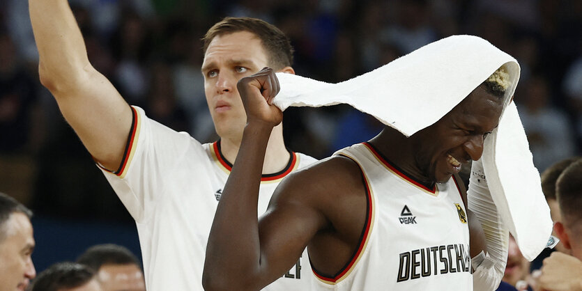 Die deutschen Basketball-Nationalspieler Johannes Voigtmann und Isaac Bonga