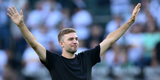 Christoph Kramer mit erhobenen Armen verabschiedet sich von seinem Fans