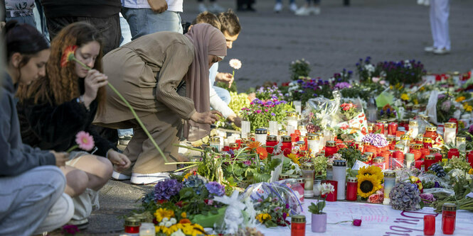 Trauernde mit Blumen und Kerzen nach dem Messeranschlag von Solingen