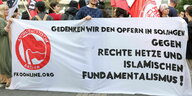 Teilnehmer einer Demonstration, die von linken Organisationen initiiert wurde, stehen in der Solinger Innenstadt