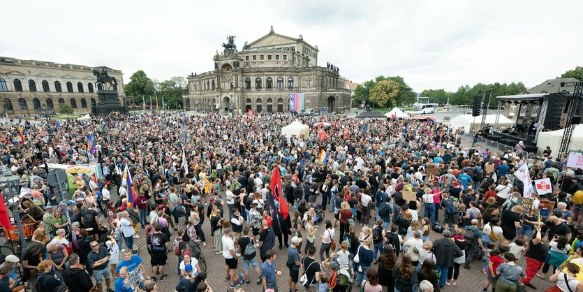 Überwiegend junge Menschen haben am Sonntag gegen Rechtsextremismus demonstriert