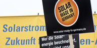 Protestplakate, auf denen steht "Solar made in Germany"