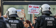 Im Zuge einer Demonstration aus dem linken Lager zeigen Teilnehmer Plakate mit der Aufschrift "Nie wieder jetzt". Alle bunt zusammen". Nach einem Messerangriff am 23. 08. 2024 mit mehreren Toten auf dem Solinger Stadtfest kam es am Montag zu Demonstratio