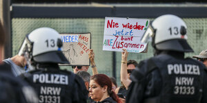 Im Zuge einer Demonstration aus dem linken Lager zeigen Teilnehmer Plakate mit der Aufschrift 