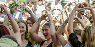 «Swifties» singen und tanzen in einer Wiener Straße