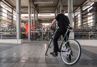 Ein Mann verlässt mit seinem Fahrrad das Fahrradparkhaus am Bahnhof