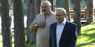 Auf diesem von der staatlichen russischen Nachrichtenagentur Sputnik via AP veröffentlichten Foto gehen der russische Präsident Wladimir Putin (r) und der Präsident von Belarus, Alexander Lukaschenko, spazieren.