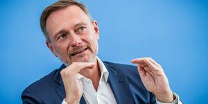 Christian Lindner (FDP), Bundesminister der Finanzen, nimmt an der Pressekonferenz zum Entwurf für den Haushalt 2025 und den Nachtragshaushalt 2024 teil.