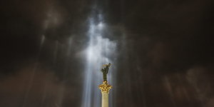 Lichtsäulen um die Statue der Göttin Bereginja auf dem Maidan