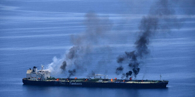 Der brennende Tanker auf dem Meer