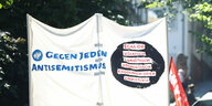 Ein Transparent auf einer Demonstration mit der Aufschrift "Gegen jeden Antisemitismus: Egal ob völkisch, islamistisch, sozialistisch, esoterisch oder christlich"