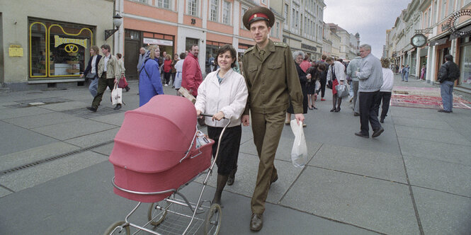 Sowjetischer Soldat mit Frau und Kinderwagen in der Einkaufsstrasse von Potsdam, 1990