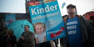 Eine Person hält ein Plakat mit der Aufschrift " Kinder willkommen! Ja zur Familie!"