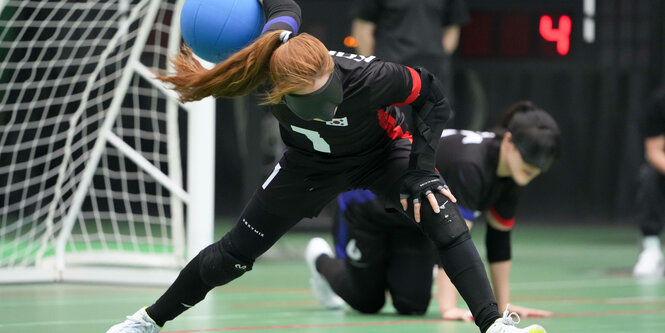 Goalballspielerin beim Angriffswurf