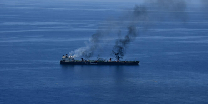 Rauch steigt von dem von Huthi angegriffenem Tanker im Roten Meer auf