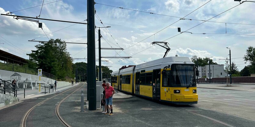 Straßenbahn und Mensch auf eine weiten Fläche