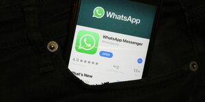 Handy-Bildschirm mit WhatsApp Messenger-Symbol