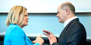 Bundesinnenministerin Nancy Faeser im Gespräch mit Bundeskanzler Olaf Scholz