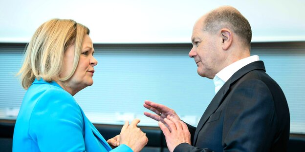 Bundesinnenministerin Nancy Faeser im Gespräch mit Bundeskanzler Olaf Scholz