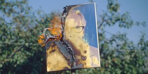 Ein Honecker Gemälde verbrennt