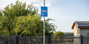 Ein Wahlplakat der Partei AfD an einem Laternenpfahl zur Landtagswahl 2024 in Sachsen mit der Losung - Alles für Sachsen