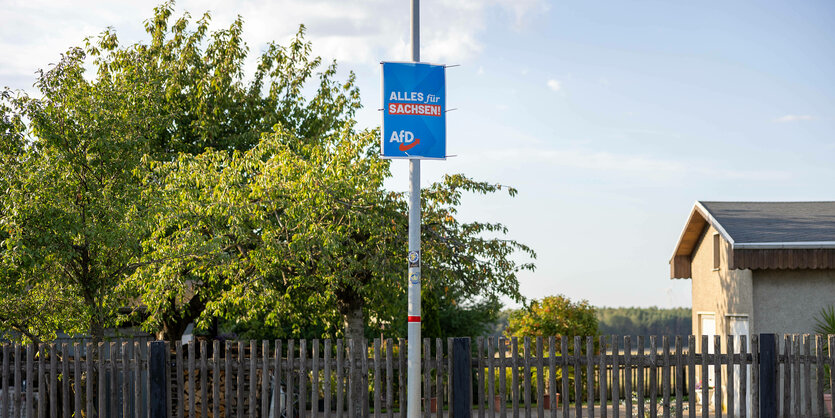 Ein Wahlplakat der Partei AfD an einem Laternenpfahl zur Landtagswahl 2024 in Sachsen mit der Losung - Alles für Sachsen