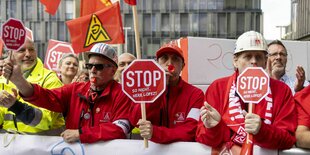 Demonstration von Stahlarbeitern, die Schilder mit der Aufschrift "Stopp! So nicht, Herr Lopez" in die Höhe halten