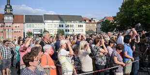 Menschen nehmen an einer Wahlkampfveranstaltung des Bündnis Sarah Wagenknecht teil.