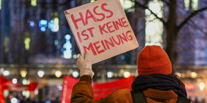 Demonstration gegen Rechts: Eine Person hält ein Protestschild hoch.