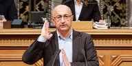 Mehmet Yildiz hält eine Rede in der Hamburgischen Bürgerschaft.